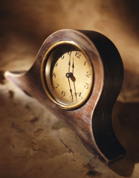 点击大图看下一张：古老的钟表指南针图片