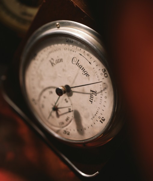 点击大图看下一张：古老的钟表指南针图片