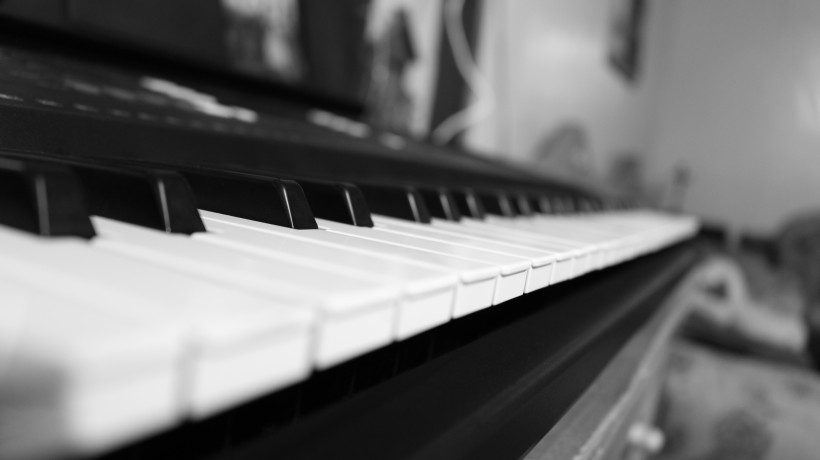 点击大图看下一张：黑白的钢琴键图片