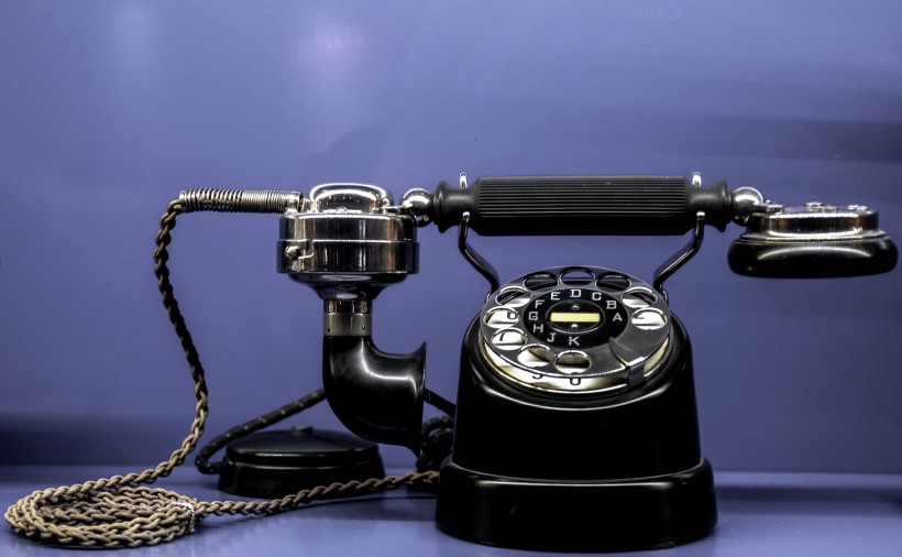 点击大图看下一张：黑色的老式电话机图片