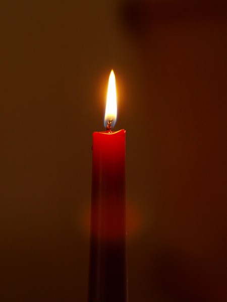 点击大图看下一张：点燃的红色蜡烛图片