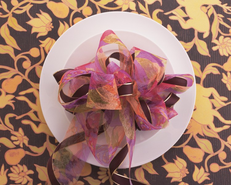 点击大图看下一张：用花卉丝带装饰盘子的艺术摄影图片