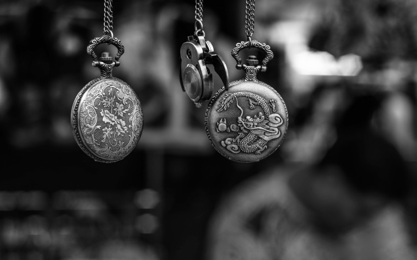 点击大图看下一张：古旧怀表静物图片