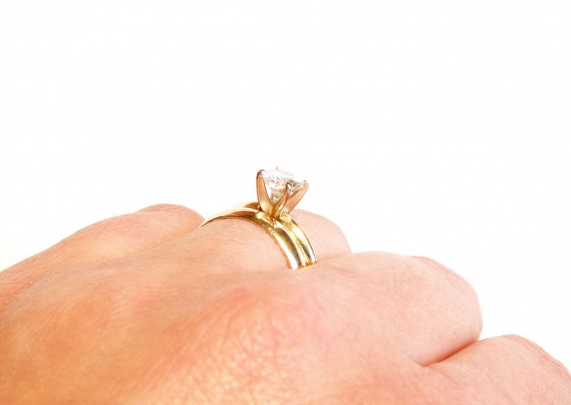 点击大图看下一张:婚礼定情信物图片