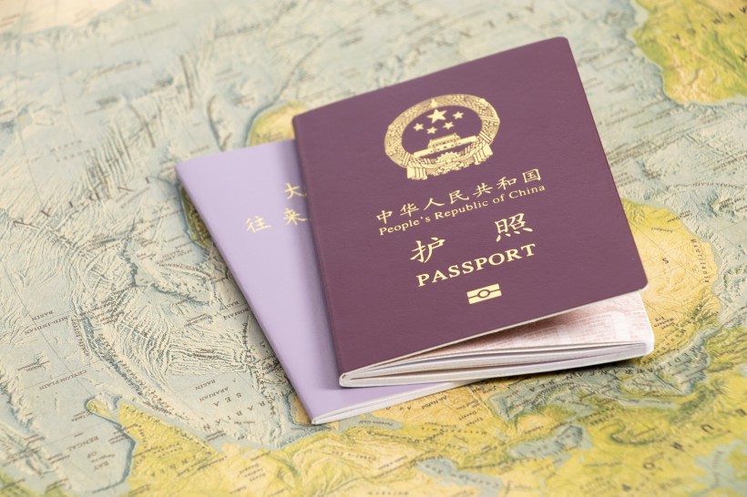 点击大图看下一张：出国必备护照图片