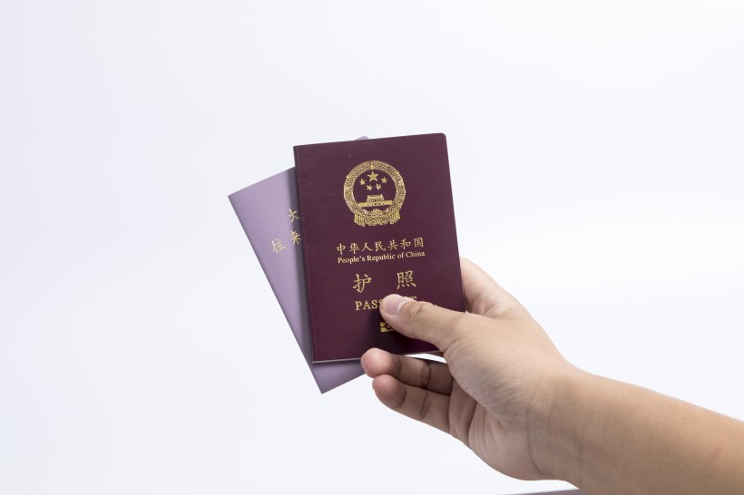 点击大图看下一张：出国必备护照图片