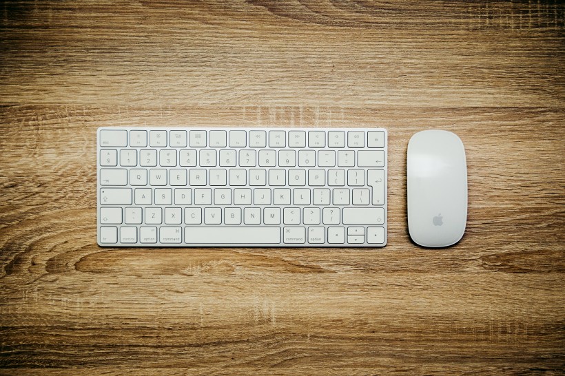 点击大图看下一张：简洁的苹果键盘和鼠标图片