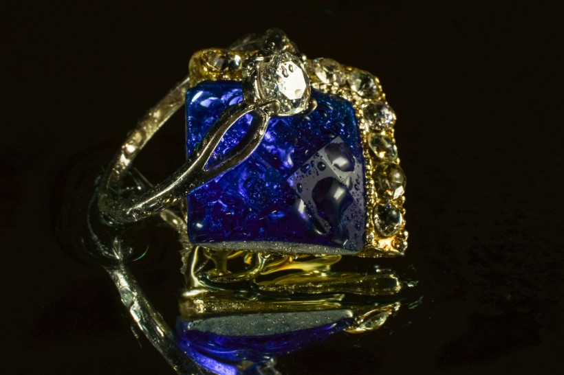 点击大图看下一张：蓝宝石戒指图片