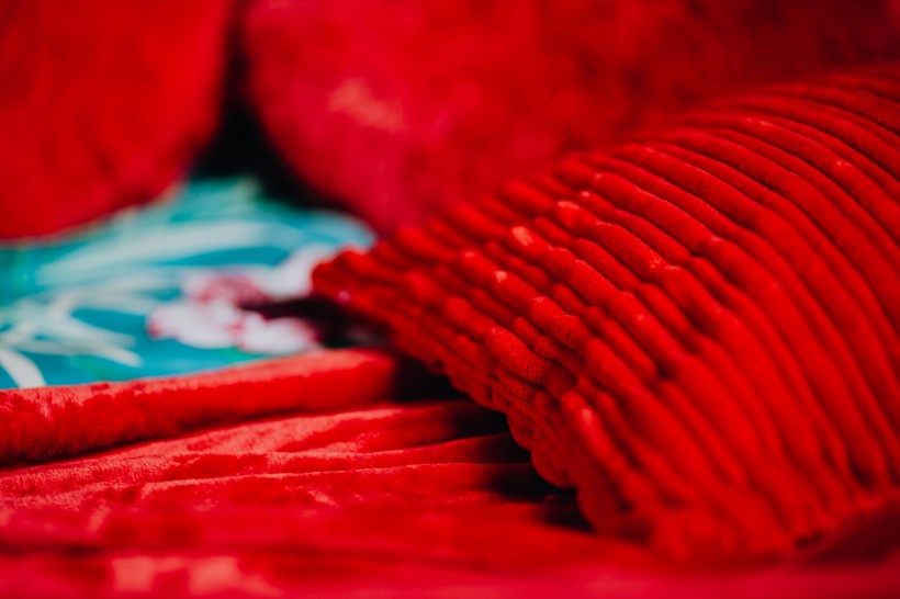 点击大图看下一张：浪漫的红色床单图片