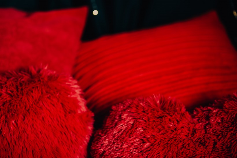 点击大图看下一张：浪漫的红色床单图片