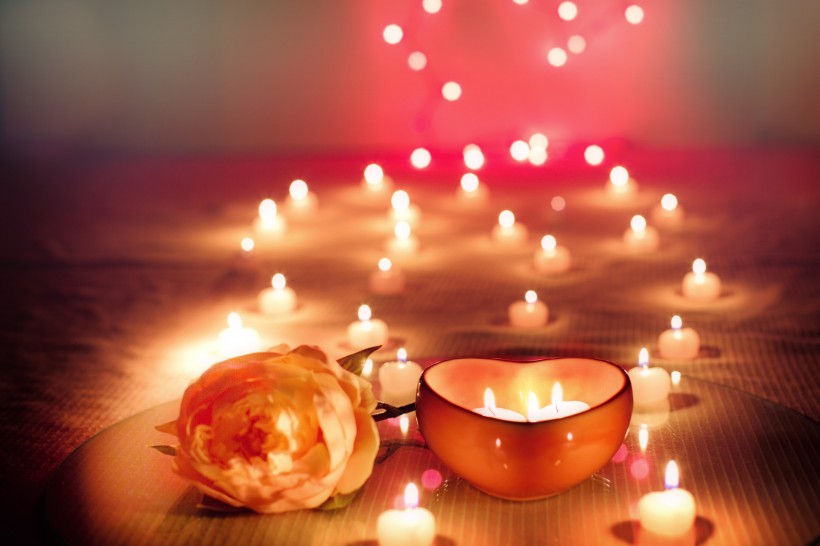 点击大图看下一张：浪漫的情人节蜡烛图片