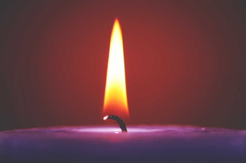 点击大图看下一张：正在燃烧的蜡烛图片
