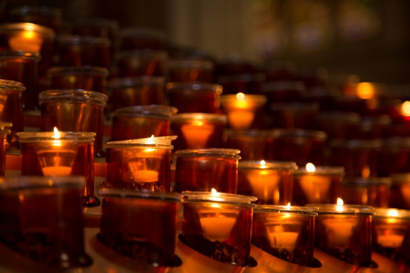 点击大图看下一张：教堂燃烧的蜡烛图片