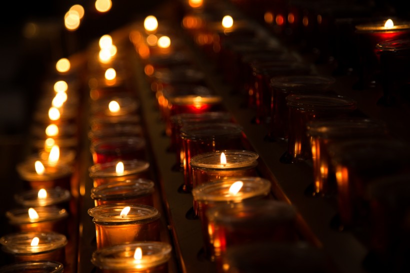 点击大图看下一张：教堂燃烧的蜡烛图片