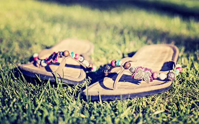 点击大图看下一张：夏天的凉拖鞋图片