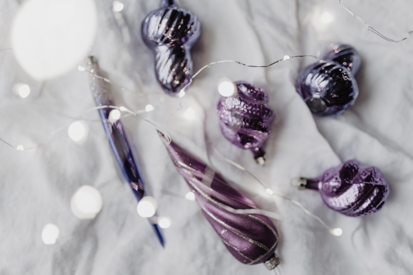 点击大图看下一张：亮紫色的圣诞树饰品图片