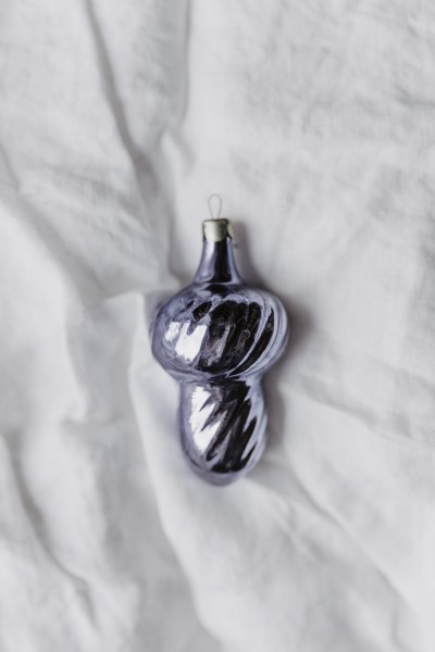 点击大图看下一张：亮紫色的圣诞树饰品图片