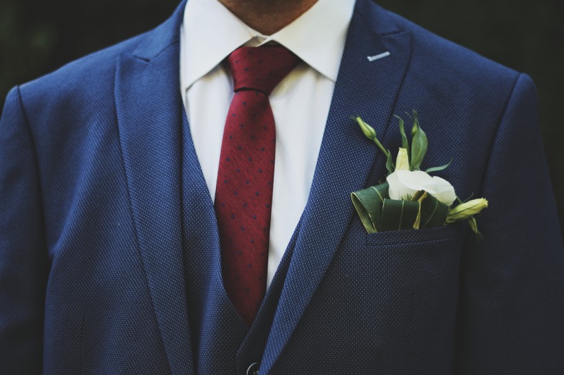 点击大图看下一张：男士的西装和领带图片