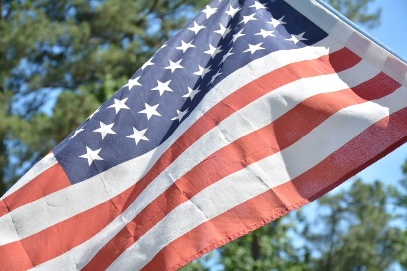 点击大图看下一张：随风飘扬的美国国旗图片