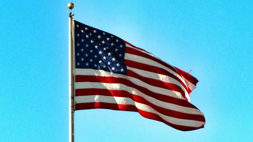 点击大图看下一张：飘荡的美国国旗图片