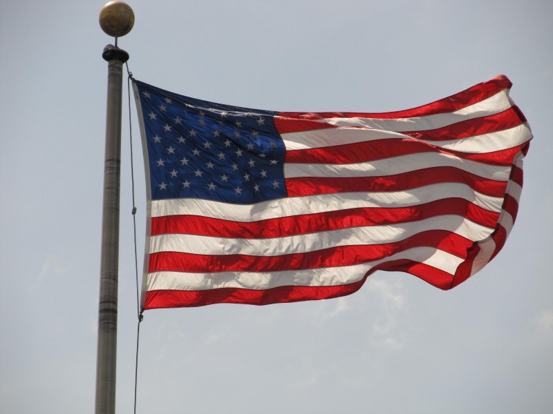 点击大图看下一张：飘荡的美国国旗图片