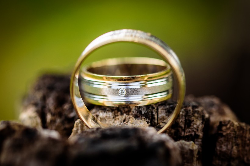 点击大图看下一张：美丽的订婚戒指图片