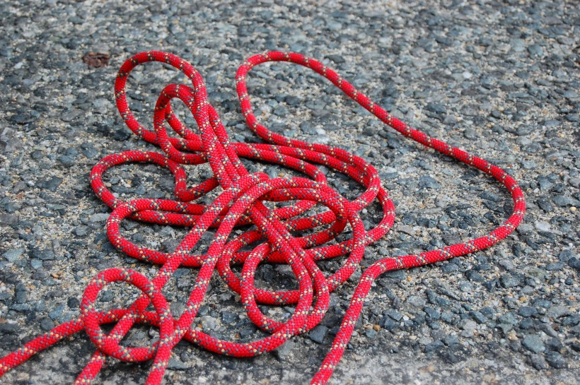 点击大图看下一张：攀岩用的红色攀岩绳图片