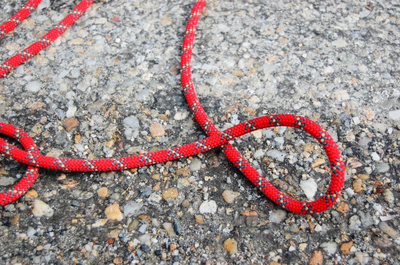 点击大图看下一张：攀岩用的红色攀岩绳图片