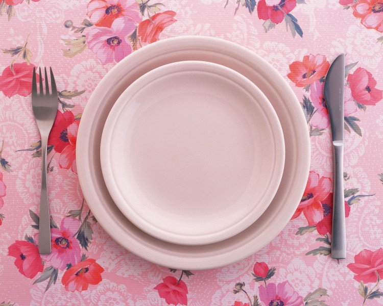 点击大图看下一张：盘子上的花卉丝带艺术摄影图片