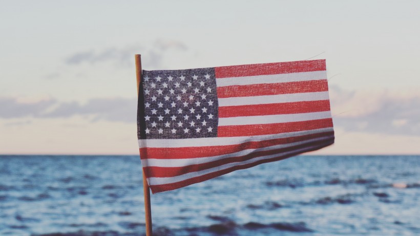 点击大图看下一张：飘动的美国国旗图片