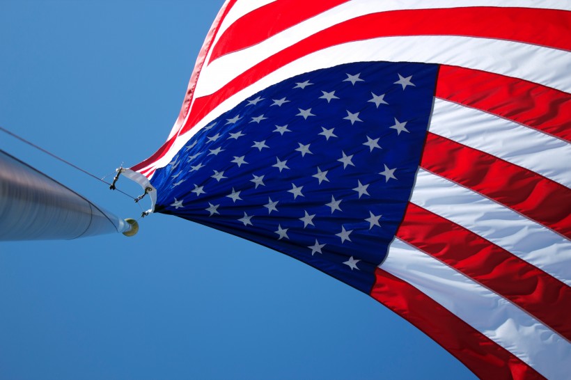 点击大图看下一张：飘扬的美国国旗图片