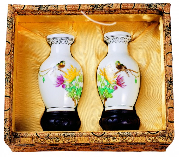 点击大图看下一张：各种陶瓷陶彩、玉料花瓶图片