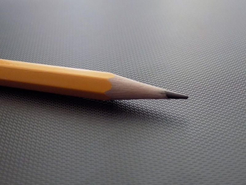 点击大图看下一张：又细又长的铅笔图片