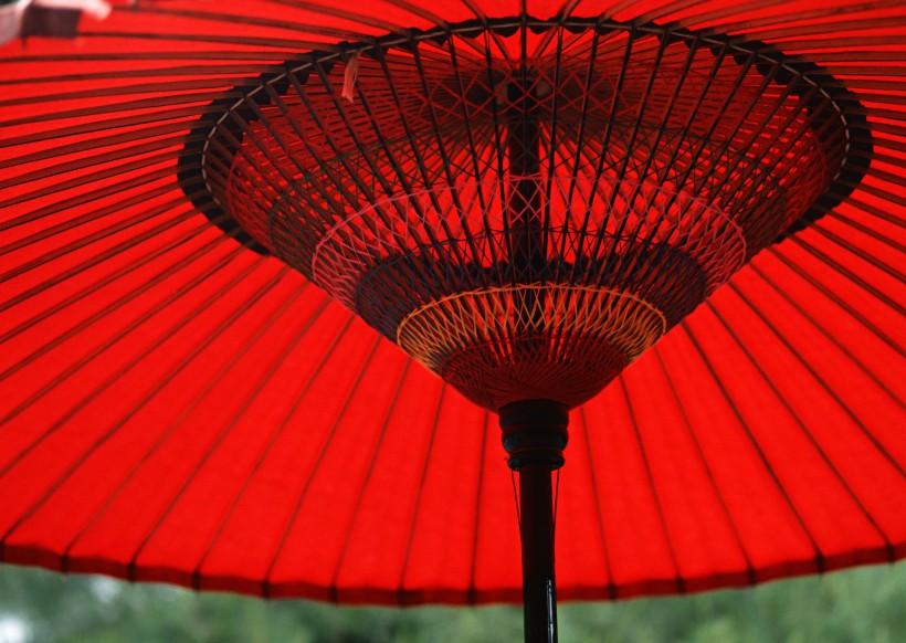 点击大图看下一张：日本传统油伞图片