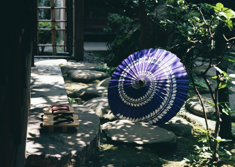 点击大图看下一张：日式庭院油伞图片