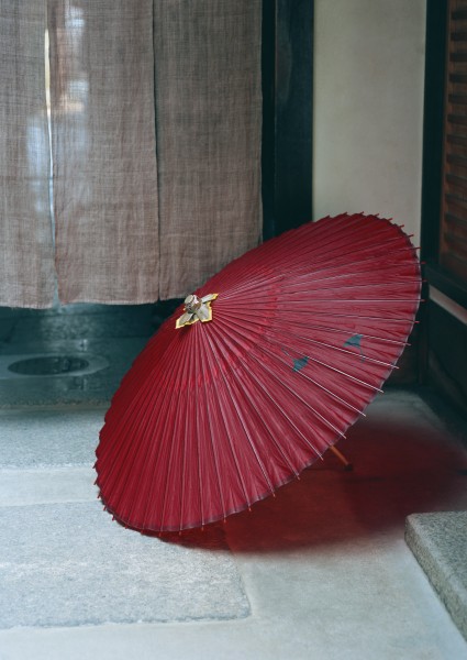 点击大图看下一张：日式庭院油伞图片