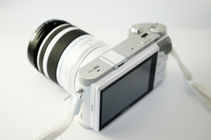 点击大图看下一张：三星NX300相机特写图片