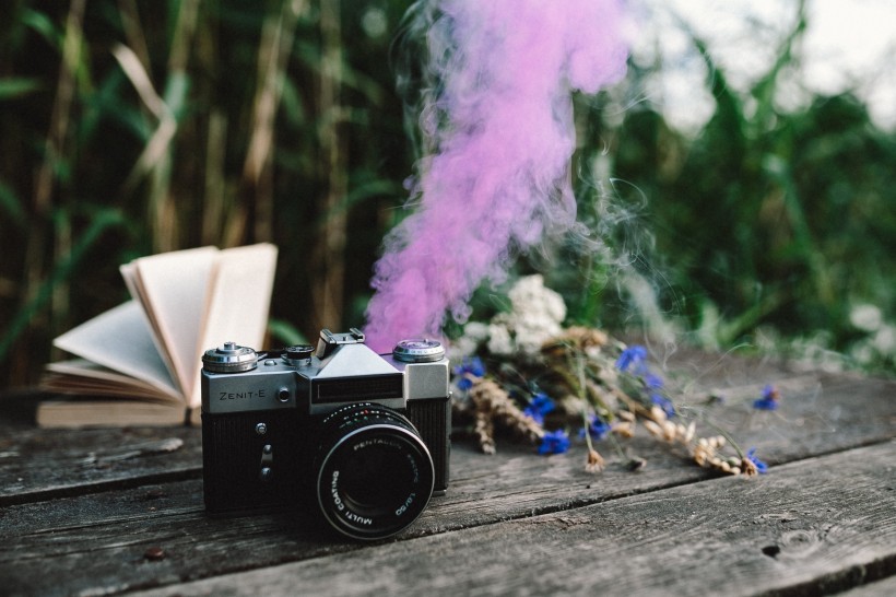 点击大图看下一张：色彩斑斓的烟雾弹,书和古董相机图片