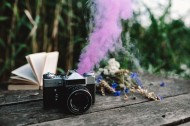 色彩斑斓的烟雾弹,书和古董相机图片_11张