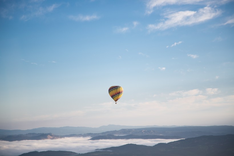 点击大图看下一张：漂浮在空中的热气球图片
