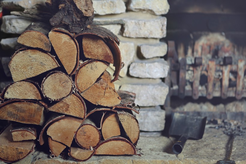 点击大图看下一张：烧火用的木柴图片