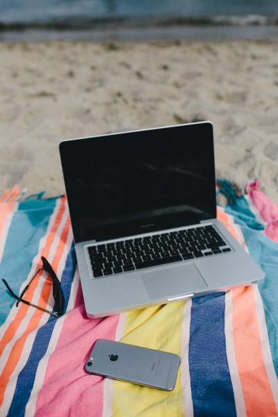 点击大图看下一张：沙滩上的电脑和手机的图片