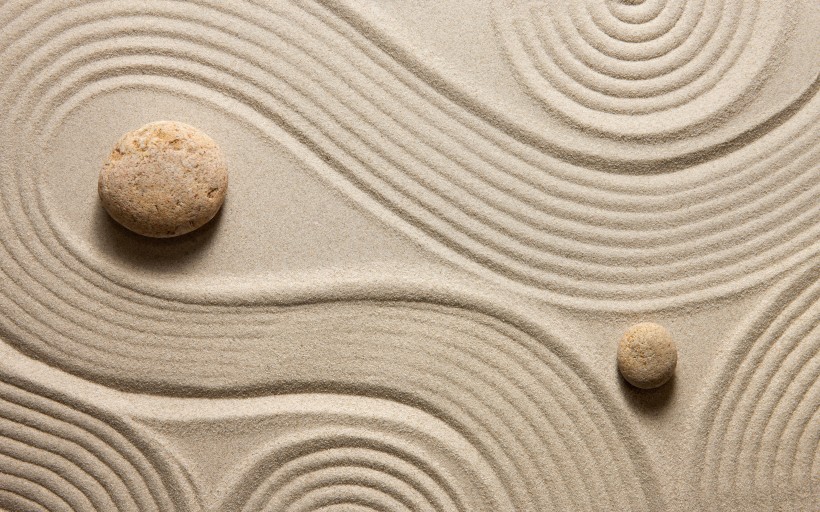 点击大图看下一张：沙子上的石头图片