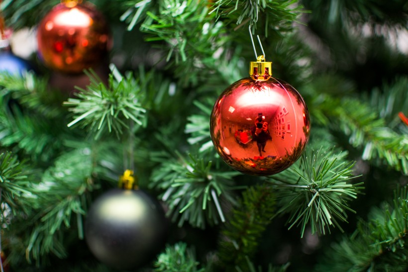 点击大图看下一张：圣诞树上的小饰品图片