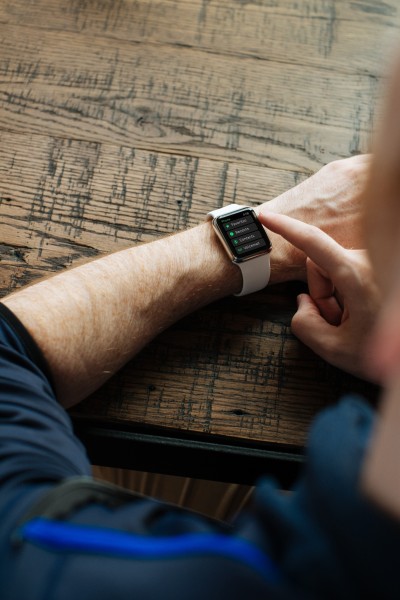 点击大图看下一张：手腕上的Apple watch苹果手表图片