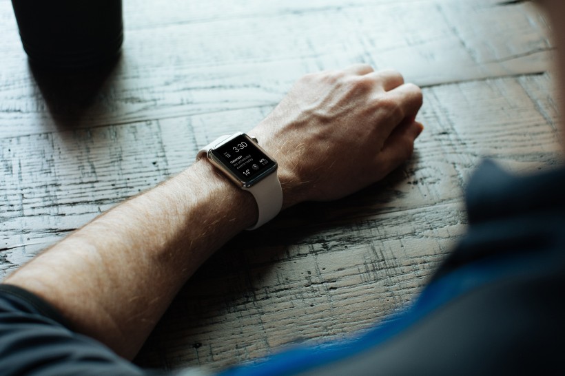 点击大图看下一张：手腕上的Apple watch苹果手表图片