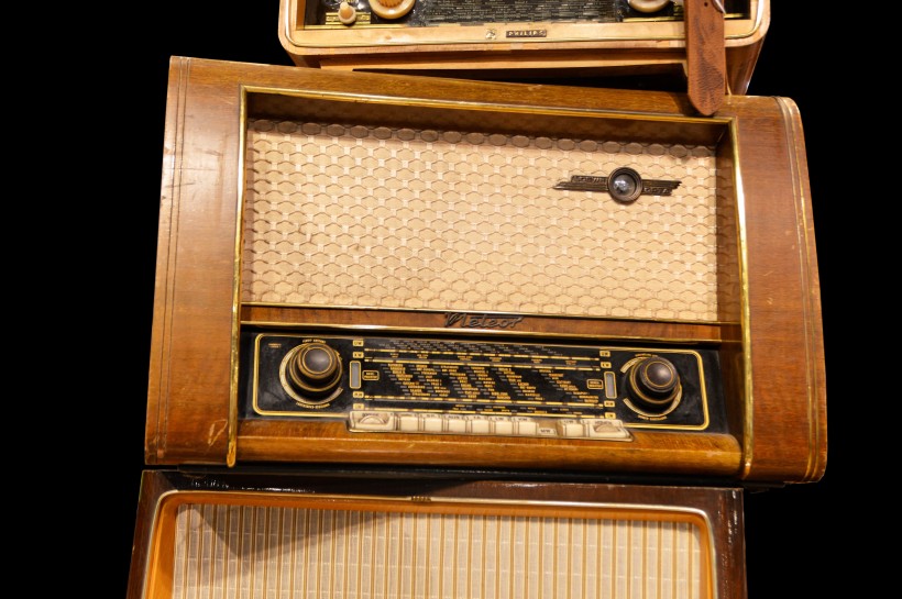 点击大图看下一张：古老的收音机图片