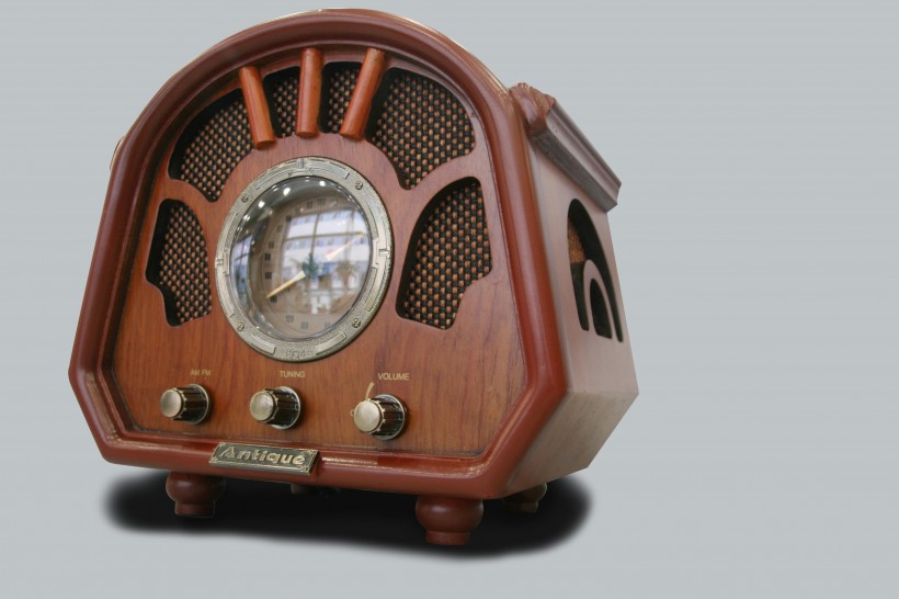 点击大图看下一张：古旧的收音机图片