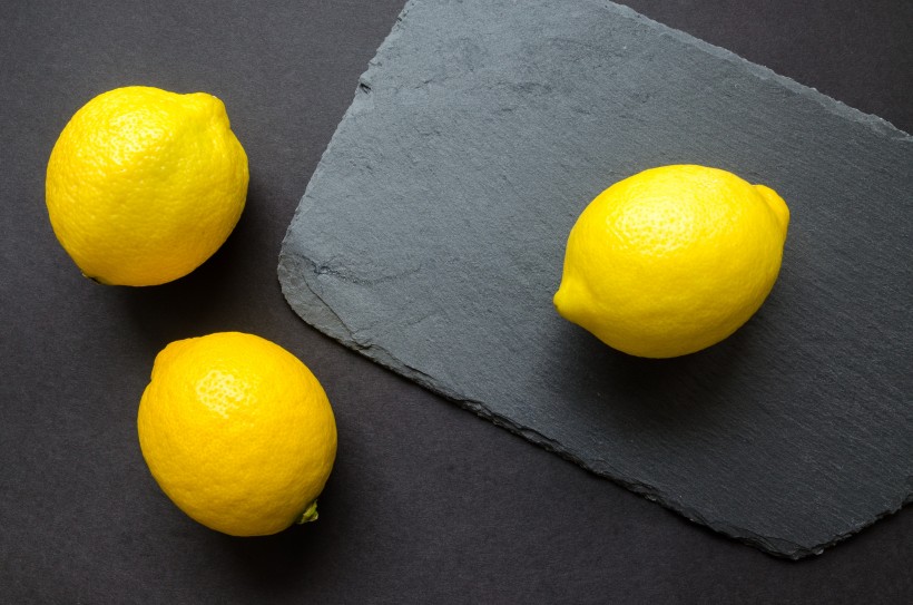 点击大图看下一张：正在切柠檬的水果刀图片