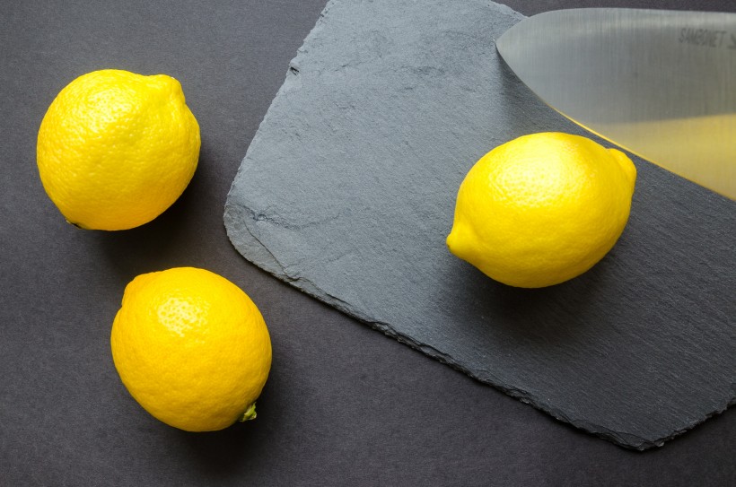 点击大图看下一张：正在切柠檬的水果刀图片